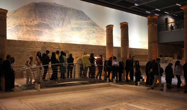 Zeugma Mozaik Müzesi Ziyaretçi Akınına Uğradı