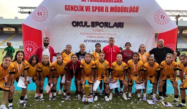 Alkışlar Adil Sani Konukoğlu Spor Lisesine