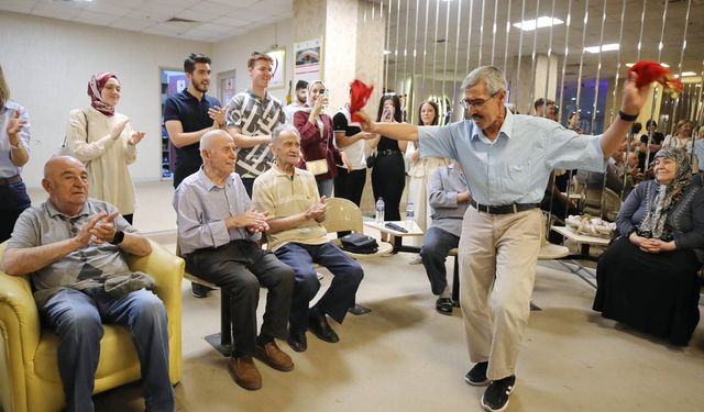 Gençlerle Yaşlılar Aynı Takımda!