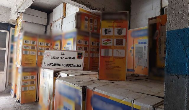 Baskın Yapılan Depodan Kaçak Ürün Fışkırdı