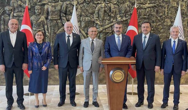 Yusuf Tekin'den Gaziantep’te Bulunan Hayırseverlerle Plaket