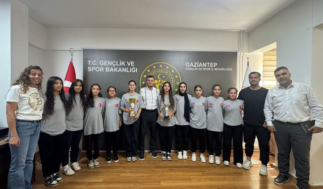 Gençlikspor Kız Hokey Takımından İl Müdürü Şahin’e Anlamlı Ziyaret