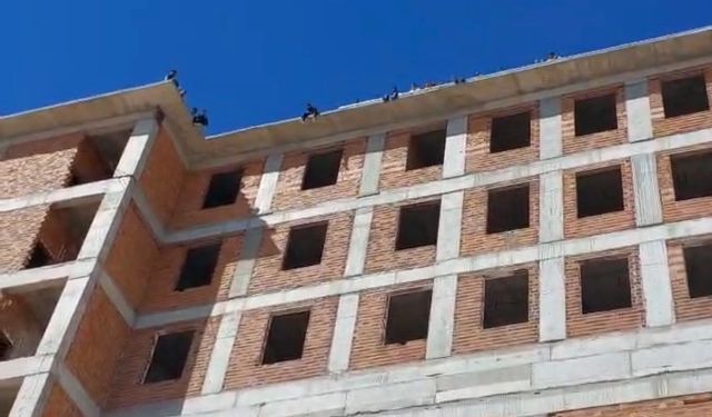 Gaziantep’te İşçiler İsyan Etti! İnşaatın Çatısına Çıktılar