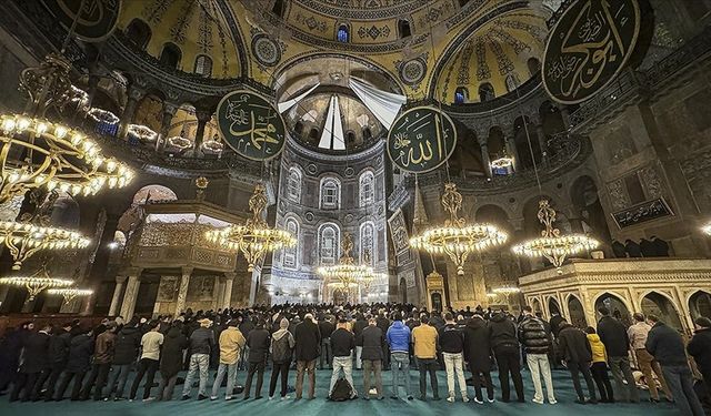 Mübarek Mevlid Kandili Coşkusu: Dualar ve Anlamlı Mesajlar Paylaşılıyor