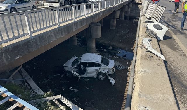 Gaziantep-Kahramanmaraş yolunda kaza: Otomobil köprüden düştü!