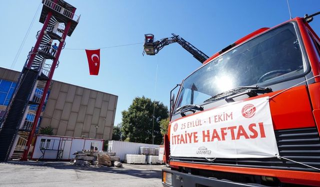 İtfaiyecilerden gerçek tatbikat gibi gösteri!