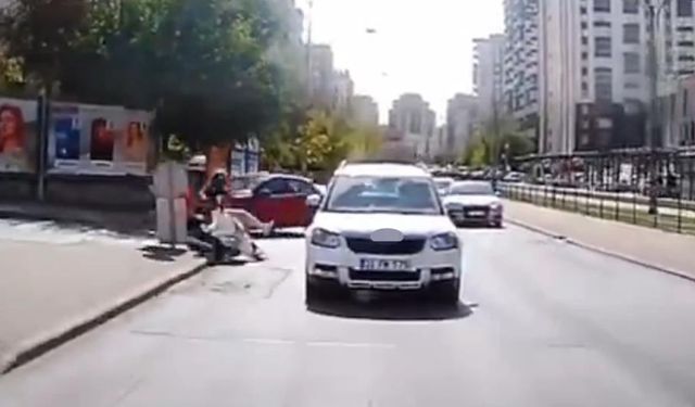 Otomobil Ani Manevra Yaptı, Kurye Yola Savruldu