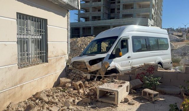 Gaziantep’te zincirleme kaza: Servis eve çarptı