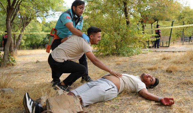 Yaralılar Rol, Sinir Krizleri Gerçek: Komedi-Tragedya Karışımı Tatbikat