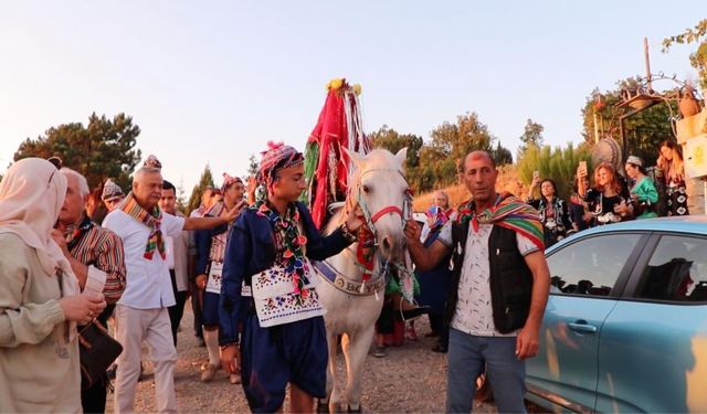 Bilimle Geleneğin Buluştuğu Düğün