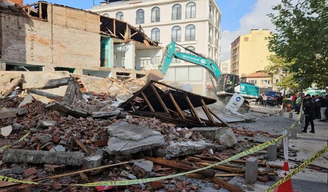 Sındırgı’da Enkaz Temizliği Sürüyor