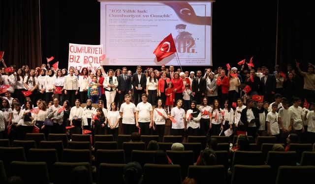 HKÜ’de 102 Yıllık Işık Cumhuriyet Coşkusuyla Parladı