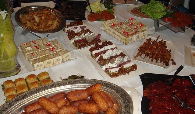 Gaziantep'te Bir Tabakta İki Kültür