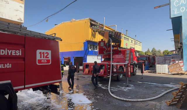 Gaziantep’te Gıda Deposunda Korkutan Yangın!