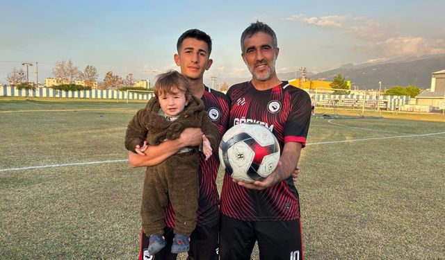 Baba Ve Oğul Aynı Takımda Futbol Oynuyor