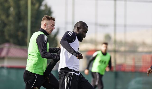 Burak Yılmaz’dan Sürpriz Sistem Denemesi