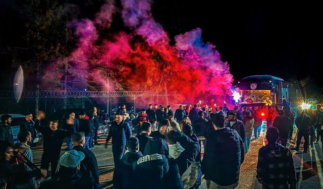Taraftarlar Takımı Tesislerde Coşkuyla Karşıladı