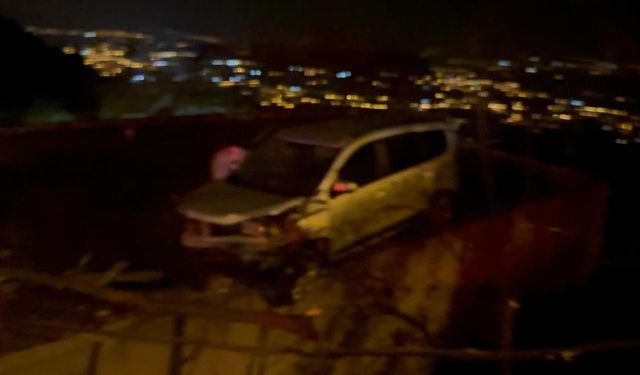 Kaygan Yolda Kontrolü Kaybetti Evin Çatısına Uçtu