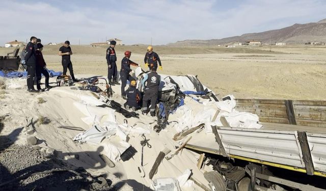 Tonlarca kumun altında can verdi