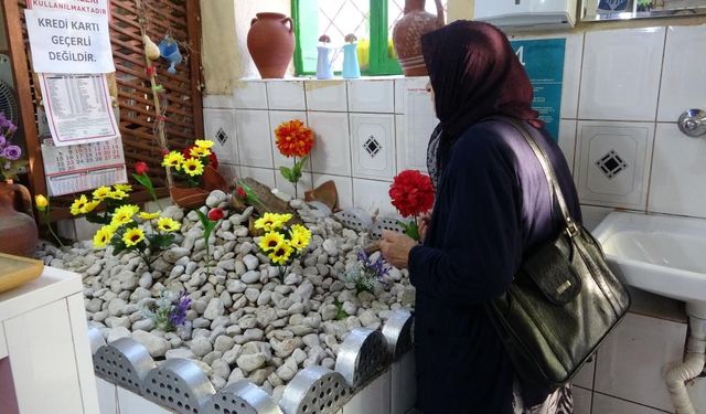 Pide Salonunun İçinde “Ayırt Dede” Mezarı