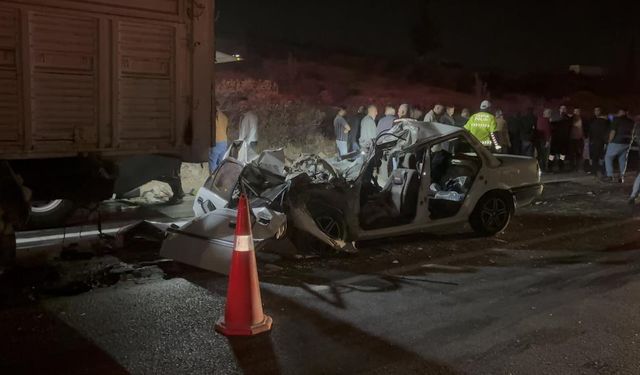 Silaj Yüklü Kamyona Çarpan Otomobilde Üç Can Gitti