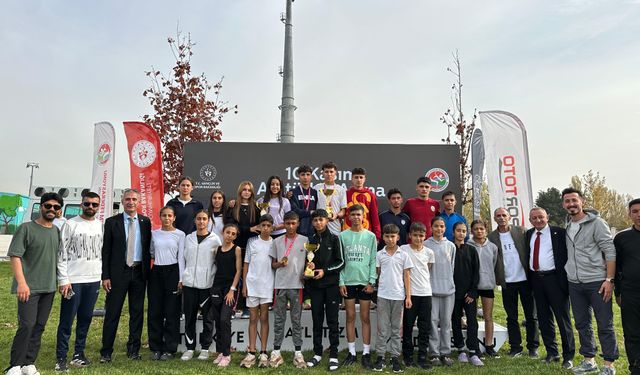 Sporcular 10 Kasım Atletizm Yarışlarında Gururlandırdı
