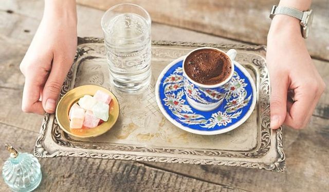 Türk kahvesinin Yanında Neden Su Ve Lokum Verilir?