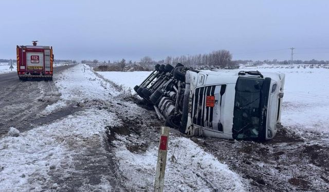Gaziantep Çıkışlı Asit Tankeri Devrildi