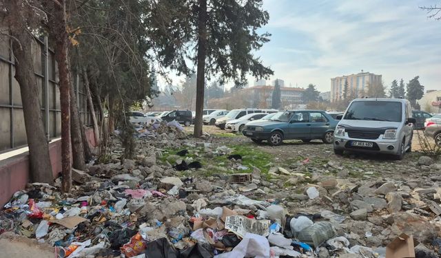 Yıkılan Hastane Alanı Çöplüğe Döndü