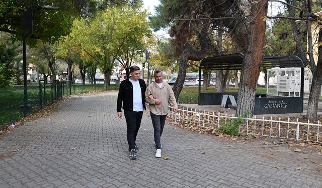 Hem Yüzüyor Hem Öğretiyor