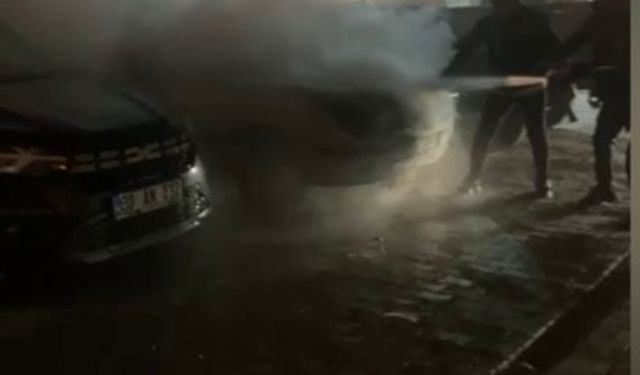 Park Halindeki Otomobil Alev Aldı