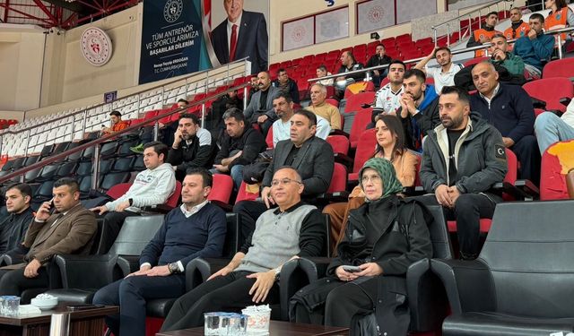 Vali Çeber’den Efeler’e Tribün Desteği