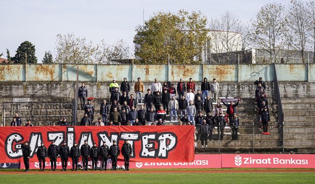 Kupada Galibiyet, Tribünde Kenetlenme