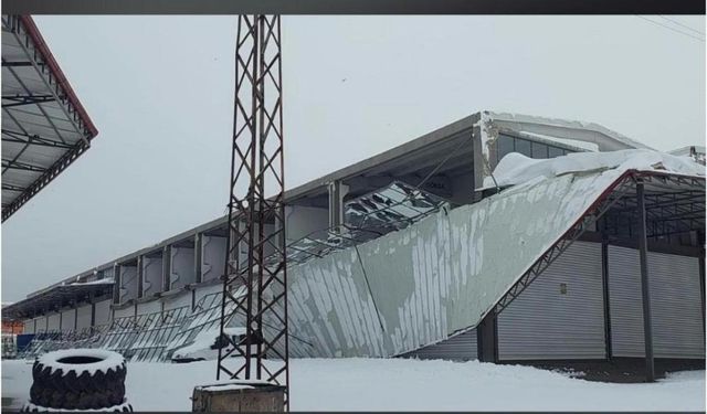 Ahırlar Ve Sanayi Sitelerinde Çatılar Çöktü