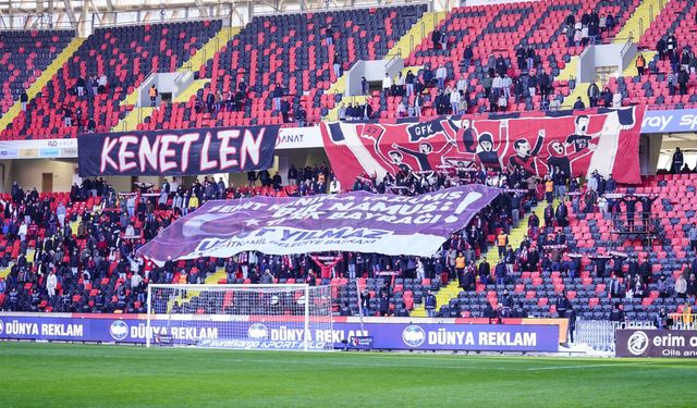 Dev Pankart Tribünlerden Alkış Aldı