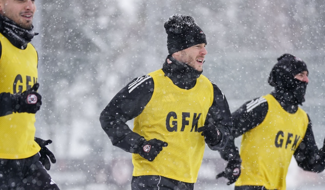 Karlı Zeminde Kritik Maç Mesaisi