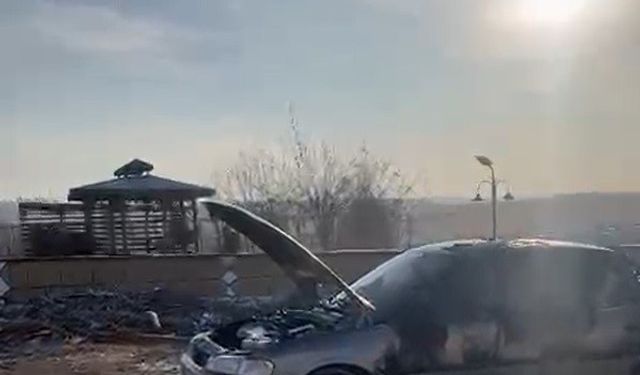 Gaziantep’te Kundaklanan Araç Hurdaya Döndü