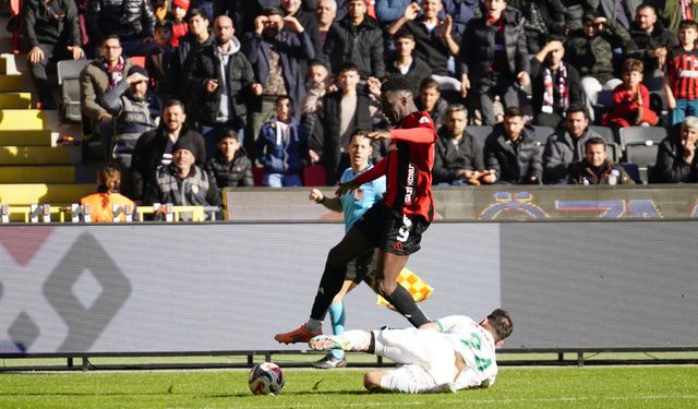 Mohamed Bayo İç Sahada Suskun