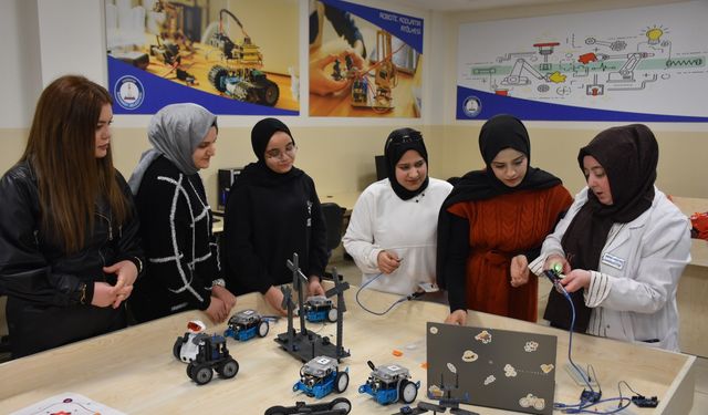 Anneler ve Kızları Kodluyor: Geleceği Birlikte Tasarlıyorlar