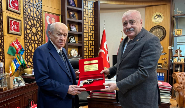 Atay’dan Bahçeli’ye doğum günü hediyesi antika tabanca…