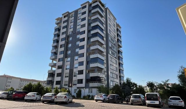 Asansörde Sıkışan Kadın Can Verdi