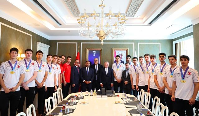 Bakan Bak’tan Dünya Şampiyonuna Kabul
