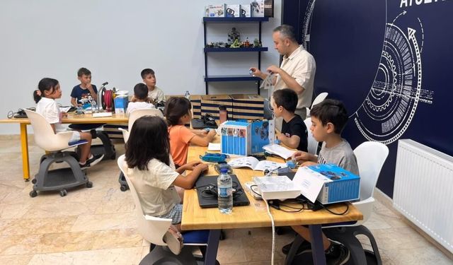 Bilim Sincan'da çocuklar robotlarını kodluyor