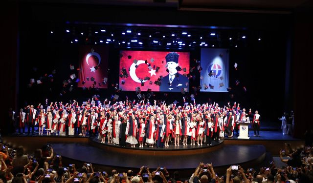 GAÜN'de 200 doktor diplomasını aldı