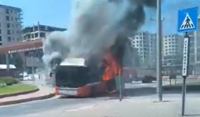 Belediye Otobüsü Alev Alev Yandı