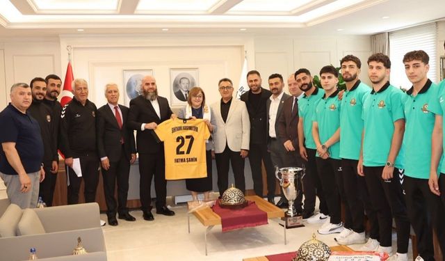 Şampiyon Karşıyakaspor Kupayı Fatma Şahin’e Götürdü