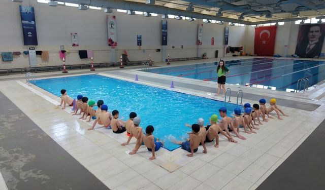 Alleben Havuzunda Çocuklara Spor İmkânı