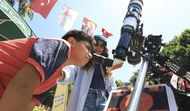 Çocuklar Teleskopla Güneş'i Gözlemledi