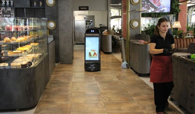 Garson robot merdivenden düştü