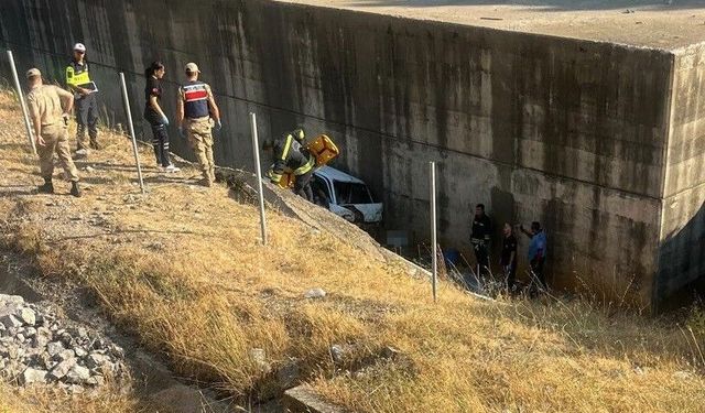 Gaziantep'te Köprüden Şarampole Uçan Araçta Can Pazarı